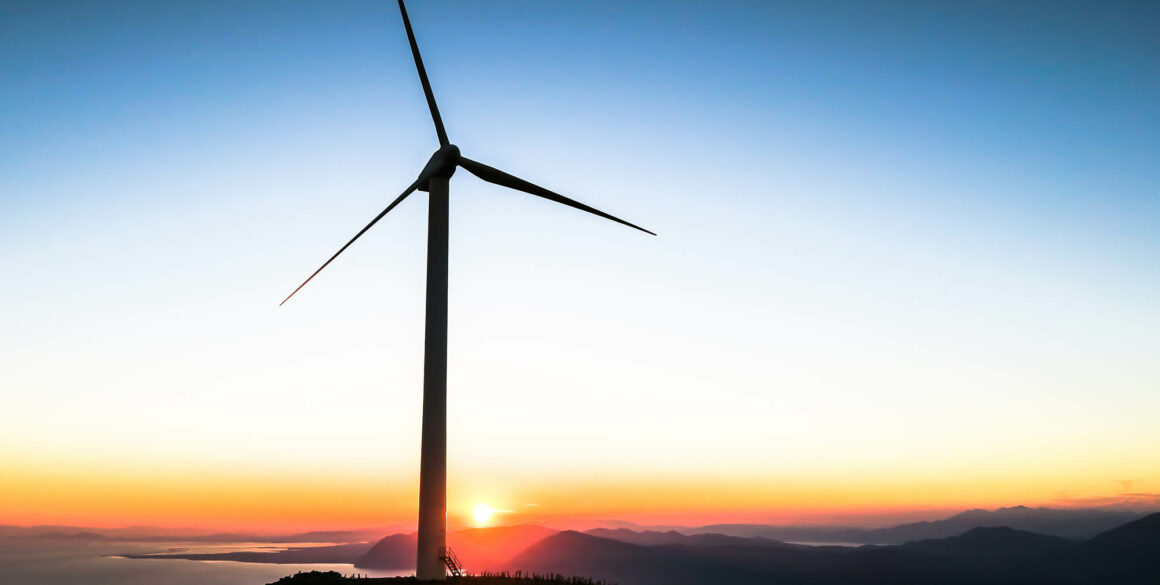 Ett vindkraftverk som producerar hållbar energi