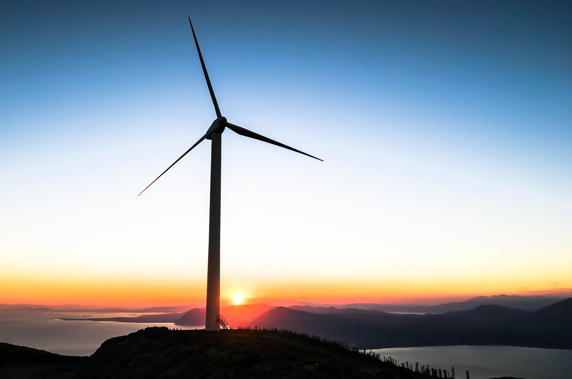 Ett vindkraftverk som producerar hållbar energi